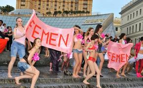 Активистки FEMEN решили голосовать голыми в Москве ВИДЕО
