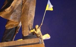 В Харькове митингуют из-за сноса памятника Ленину