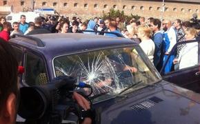 Во Львове митингующих за демобилизацию солдат протаранила машина "Нива"