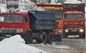 В Петербурге на КАД грузовик уронил опору со знаками