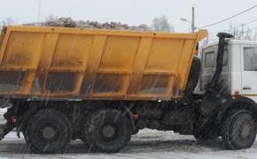В Обводный канал Петербурга упал бензовоз