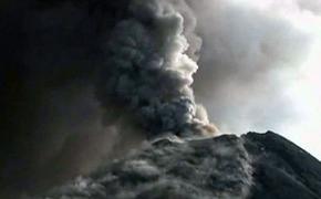 Вулкан Жупановский на Камчатке выбросил столб пепла
