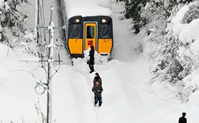 В Японии из-за снегопада в поезде заблокированы 300 пассажиров