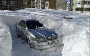 На Сахалине из-за мощного циклона закрыты школы и аэропорт