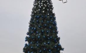 Ялтинская елка сменила рождественскую звезду на пятиконечную