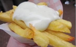 Премьера Бельгии забросали картофелем фри с майонезом (ВИДЕО)