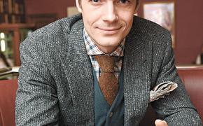 Максим Матвеев учит волонтёров фокусам