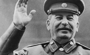 Севастопольцев с Новым годом поздравляет Сталин