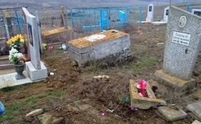 В керченском поселке Джарджава вандалы осквернили на кладбище могилы