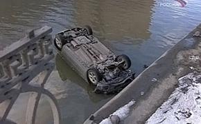 В США полуторагодовалая малышка смогла выжить в упавшей в реку машине