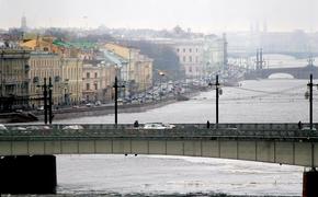 В Петербурге спасли женщину, прыгнувшую с Литейного моста в Неву