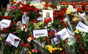 Коммунальщики утверждают: с места гибели Немцова убирают только завядшие цветы