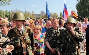 В Донецке начался парад в честь годовщины референдума
