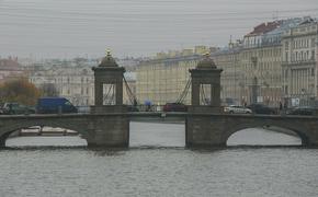 Мужчина упал в Фонтанку напротив БДТ