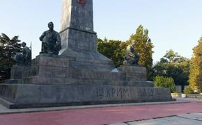 Памятник Ленину в Севастополе «украсили» надписью «Крим наш»