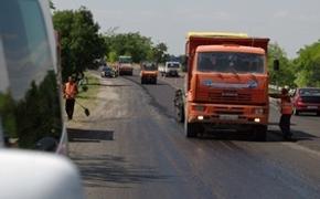 На ремонт дорог Крыма пригнали машины из-за тридевять земель