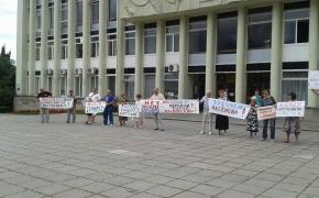«Аксенов, разберись!»: ялтинцы пикетировали здание администрации