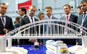 Медведев сфотографировался с Керченским мостом