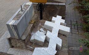 Шестеро пьяных вандалов разрушили в часовне памятный крест