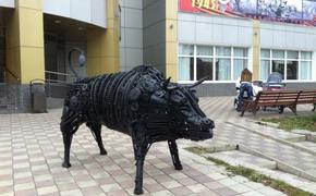 Вандалы повредили скульптуру быка в Заречном
