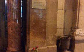 К консульству Франции в Петербурге принесли цветы