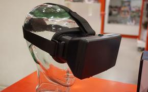 Появился чехол для iPhone, в который встроены очки виртуальной реальности