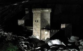 Генуэзская крепость и в полумраке принимает туристов