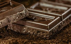 Ученые нашли в шоколаде опасное вещество и сравнили его с наркотиком