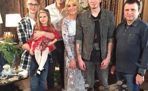 Российская певица собрала дома всю свою большую семью