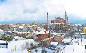 В Стамбуле возник сильнейший снегопад, движение транспорта парализовано