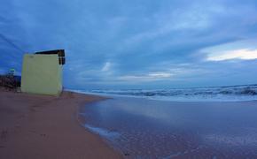 В Феодосии на Золотом пляже  туалеты чистит... море