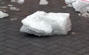 В центре Москвы на девушку упал кусок льда