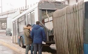 На западе Москвы троллейбус распался на части