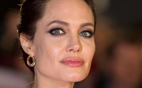Анджелина Джоли заявила, что ее маленькие дети видели фильмы для взрослых