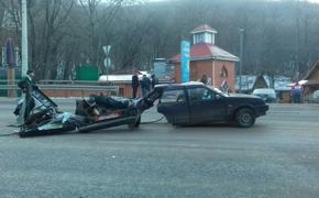 На крымской трассе легковушку разорвало напополам
