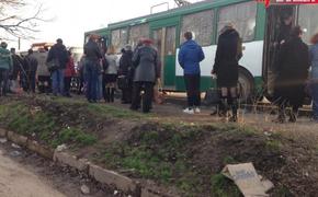 Как селедки в бочке: дверь крымского троллейбуса не выдержала толпы