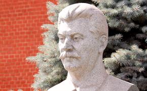 В Псковской области в честь 23 февраля установили бюст Сталина