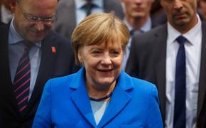 Ангелу Меркель сравнили с пианистом на затонувшем "Титанике"