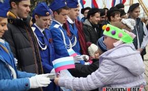 Крымская весна разукрасила Керчь в российские триколоры ВИДЕО