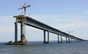 В опору Керченского моста врезался сухогруз