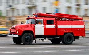 В Москве пожарная машина, мчавшаяся на вызов, протаранила легковушку