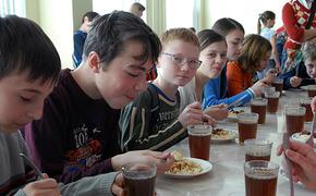 Родителей школьников в Волгоградской области обязывают приносить деньги и еду