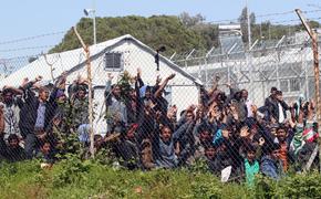 Беженцы забросали министра Греции бутылками с водой и камнями