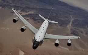 Самолет-разведчик  ВВС США выполняет очередной полет у российской границы