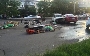 Авария в Симферополе: продукты питания рассыпаны по всей дороге