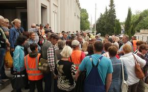 Коммунальщики Керчи вышли на улицу из-за невыплаты зарплаты