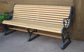 Депутат МО "Морские ворота" спилил скамейки в одном из петербургских дворов