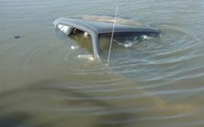 В Приморье потоком воды смыло авто с семьёй