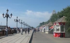 На Спортивной набережной Владивостока укладывают не совсем обычную брусчатку