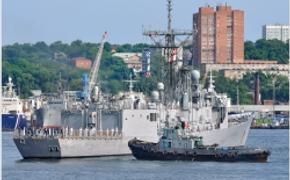 Военный фрегат США прибыл во Владивосток